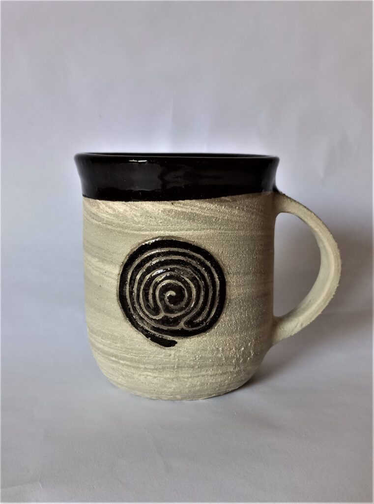 skodelica z Luninim labirintom, pottery art oblikovanje gline Polone Zajc, Labirint občutij