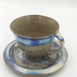 unikatna modra skodelica iz kamenine, pottery art, modra glinena skodelica s pozlatenimi detajli