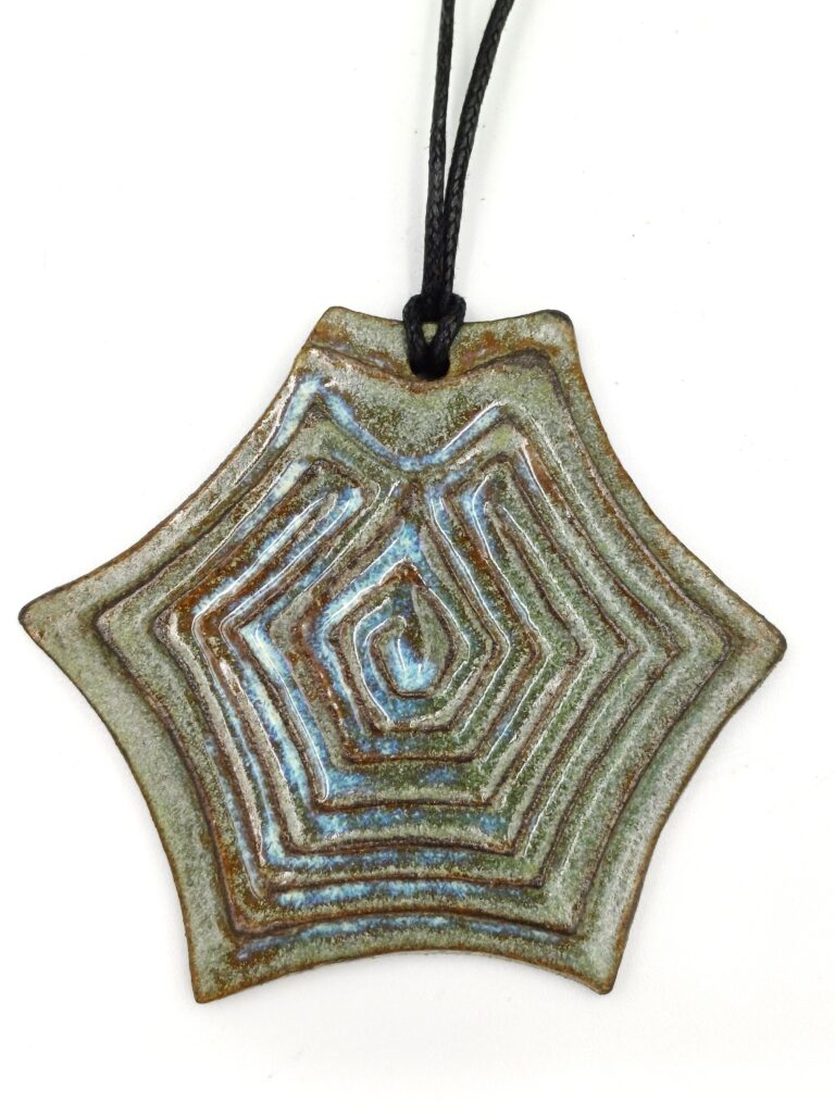 Merkurjev labirint je upodobljen na številnih izdelkih pottery art oblikovanje gline Polone Zajc. Je značilno zelene barve in predstavlja igrivost, brezbrižnost, mladost in taki so tudi izdelki, na katerih je upodobljen Labirint povezanosti ali Merkurjev labirint.