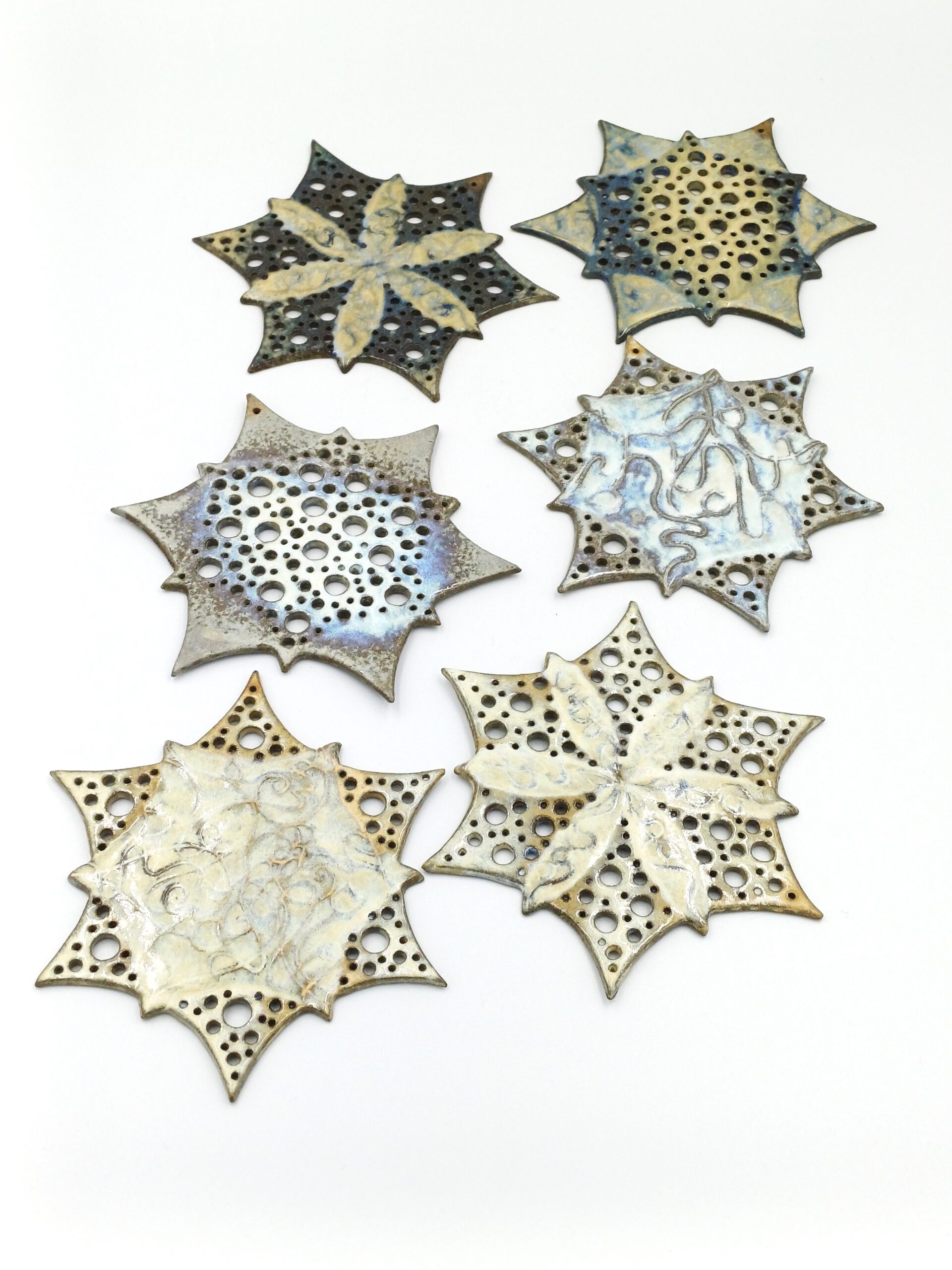 unikatni obeski iz gline, pottery art, drobni dekorativni glineni izdelki