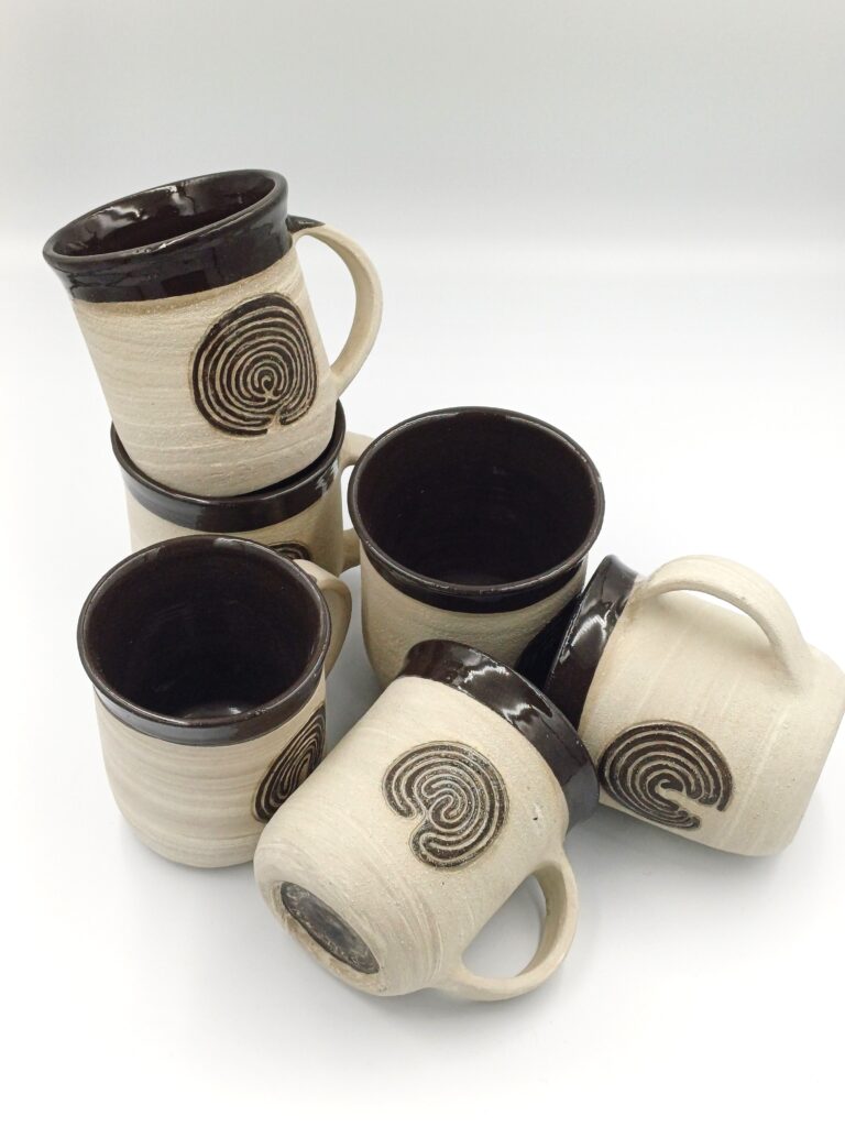 unikatne skodelice iz gline, pottery art, skodelice z labirinti, keramične skodelice, skodelice iz kamenine