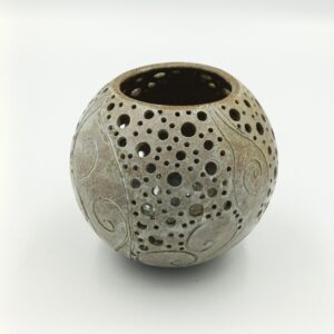 velika glinena krogla-svečnik, pottery art, unikatna velika krogla iz gline- svečnik