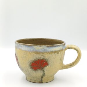 ročno izdelana glinena skodelica z makom, pottery art, skodelica iz kamenine z motivom maka