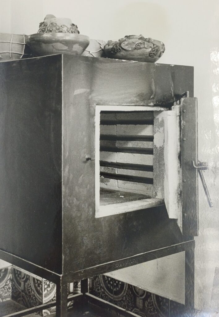 30 let poznej, prve barvne glazure, blagovna znamka pottery art