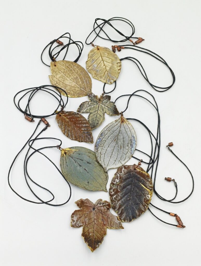 30 let poznej, prve barvne glazure, blagovna znamka pottery art