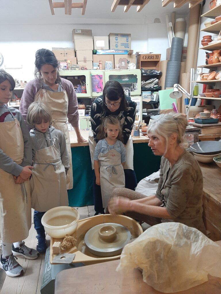 pop up prodajna razstava keramike, odprtje razstave 30 let pozneje, delavnica ustvarjanje na lončarskem vretenu, pogovor z ustvarjalko Polono Zajc