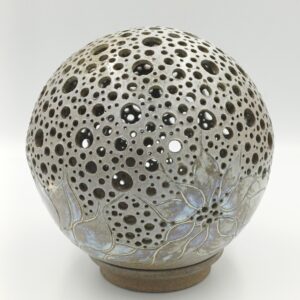 glinen sivo moder svečnik, pottery art, glinena perforirana krogla za svečo