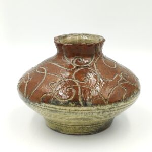 unikatna mala glinena vaza, pottery art, glinena vaza za pomladni šopek