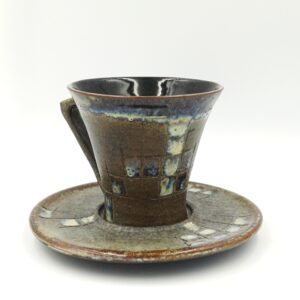 siva unikatna skodelica za kavo, pottery art, ročno izdelana skodelica s krožničkom