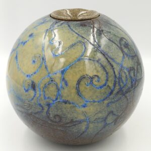 okrogla vaza iz gline, pottery art, ročno izdelana krogla