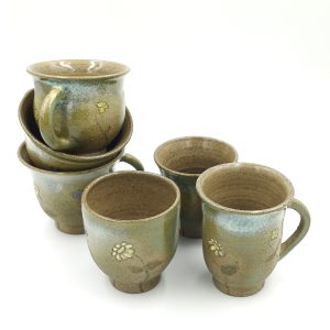 unikatna skodelica iz gline, pottery art, skodelica s pomladnim travnikom