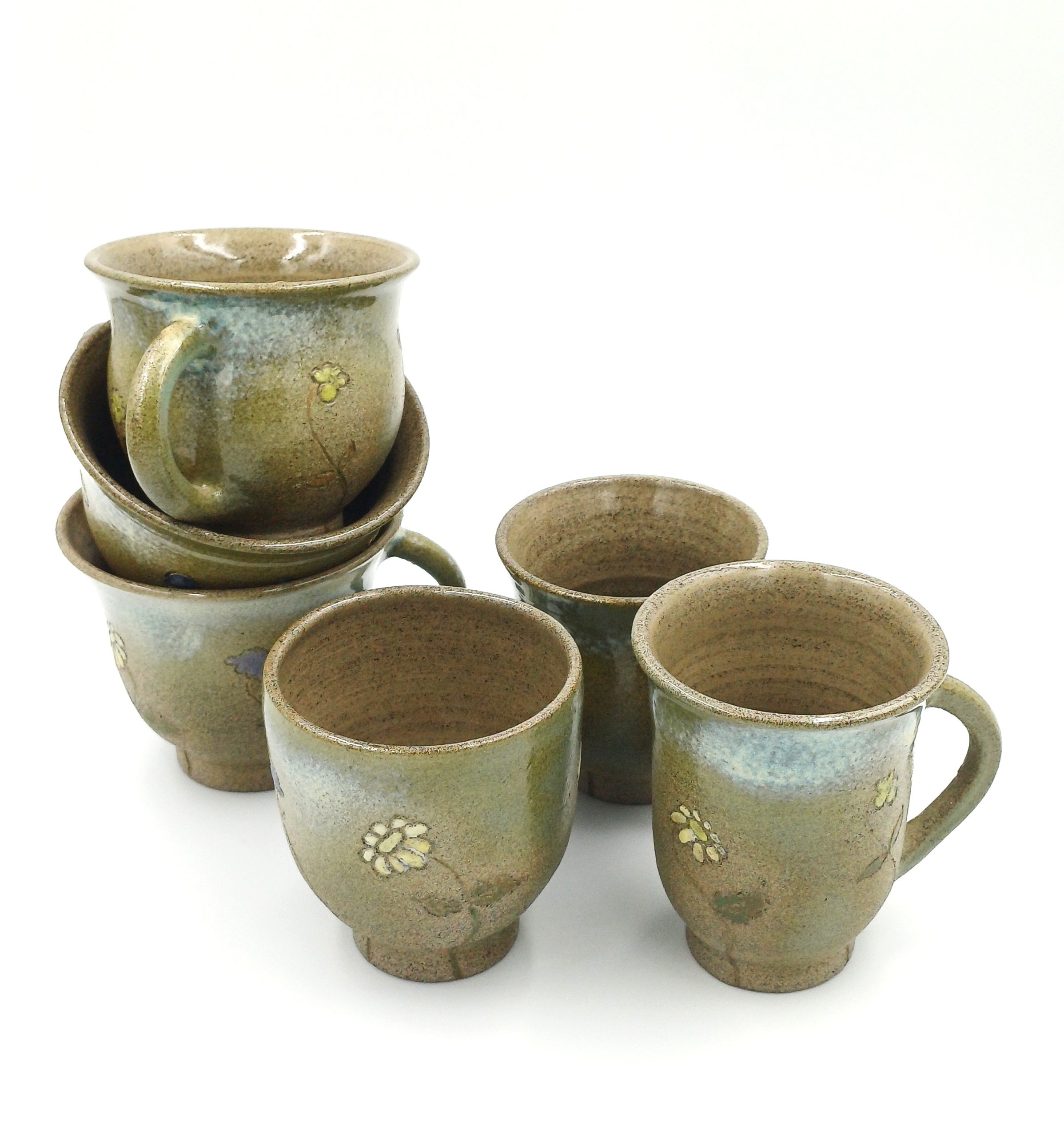 unikatna skodelica iz gline, pottery art, skodelica s pomladnim travnikom