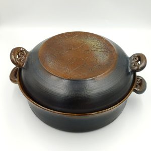 Glinen pekač s pokrovom, pottery art, Okrogel keramičen pekač s pokrovom